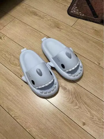 상어 디자인 비치 샌들 그레이
