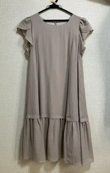 르네 프릴 소매 원피스