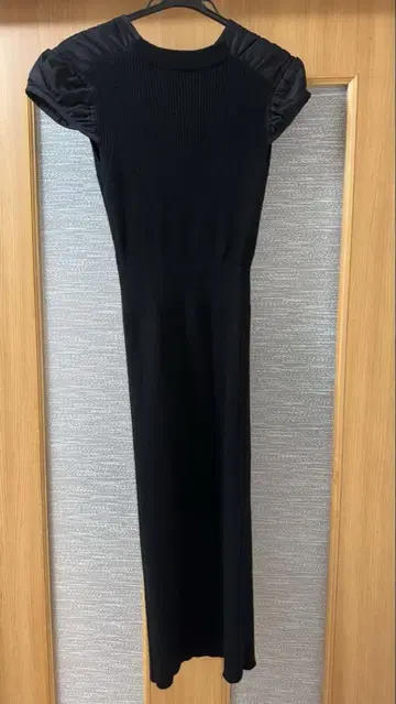 sacai 슬리브리스 미들 기장 니트 원피스