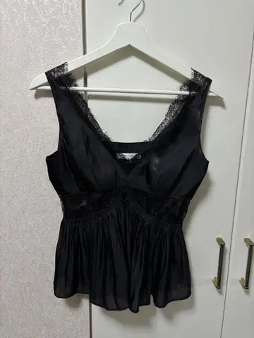 moussy LACE TRIM FLARE 새틴 상의