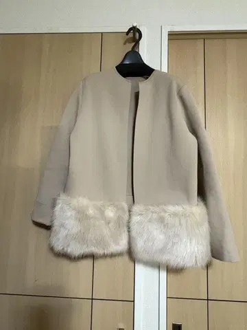 로브 베이지 노카라 자켓 퍼 포함