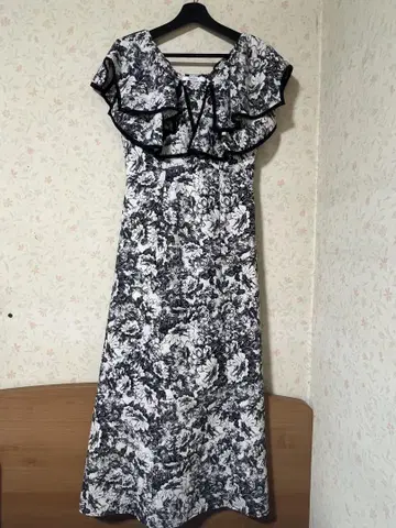 SNIDEL 프릴 장식 화이트 블랙 맥시 원피스