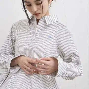 [세탁 가능] [주름 방지] 원포인트 자수 페플럼 셔츠