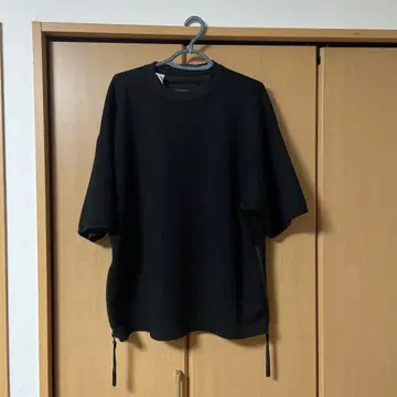 엔할리우드 블랙 티셔츠