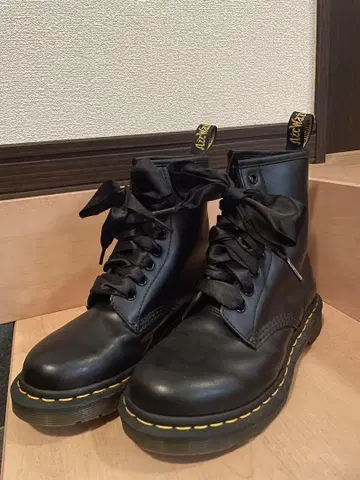 Dr.Martens 닥터마틴 1460 8홀 부츠 남녀 공용 UK4