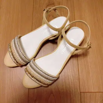 아르테미스 바이 다이애나 베이지 비즈 장식 앵클 스트랩 샌들