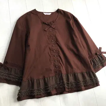 원더풀 월드 면 론 핀턱 프릴 브라운 7부 소매 블라우스