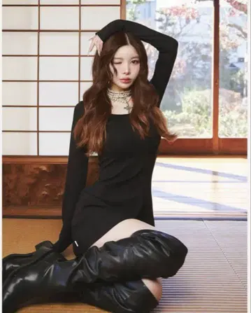 다리치 실루엣 컷 미니 원피스