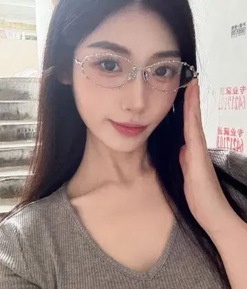 비쥬 장식 클리어 프레임 안경