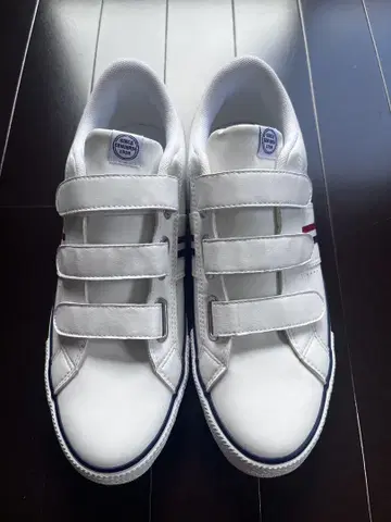 화이트 벨크로 스니커즈