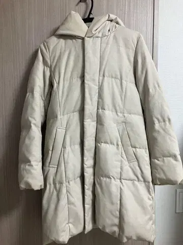후드 부착 베이지 다운 자켓