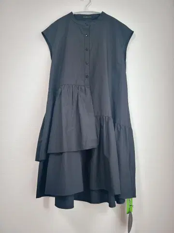 새상품 DAMA collection 디노스 슬리브리스 상의 S