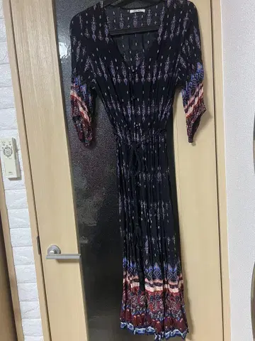 롱 티셔츠 원피스 블랙과 멀티 컬러 패턴