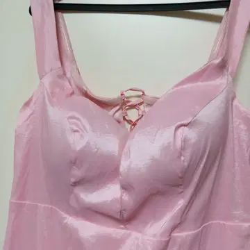 프릴이 달린 핑크 롱 드레스