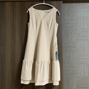 폭시 뉴욕 레이니 V넥 무릎 기장 원피스 (미사용 새상품)