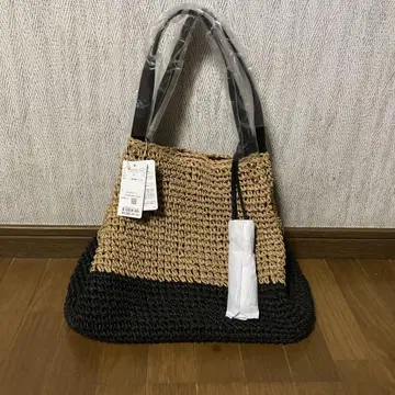 베이지와 블랙 토트백 바스켓 백