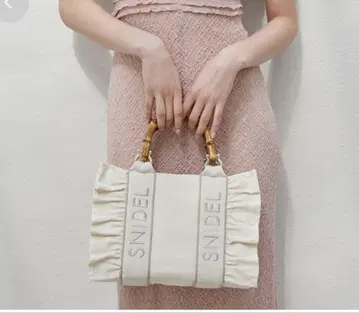 완판 색상 신상 새상품 SNIDEL 스나이델 프릴 로고 밤부 백