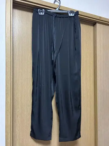 로주몬드 클레어 턱 새틴 테이퍼드 팬츠 블랙
