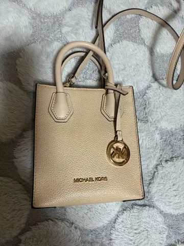 마이클코어스 MICHEAL KORS 베이지 계열 숄더백 참 포함