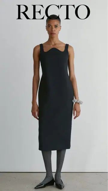 RECTO() 시그니처 라인 CURVED NECK DRESS 한국