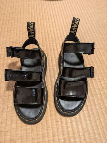 Dr. Martens 블랙 스트랩 샌들 AirWair 에나멜