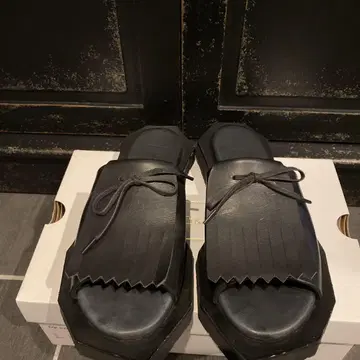 블랙 가죽 프린지 샌들 통굽