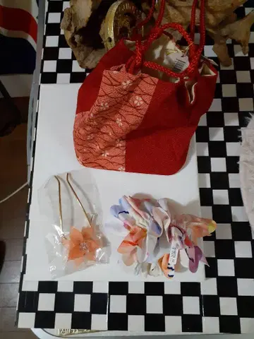 빨간색 꽃무늬 기모노 가방과 머리 장식 세트