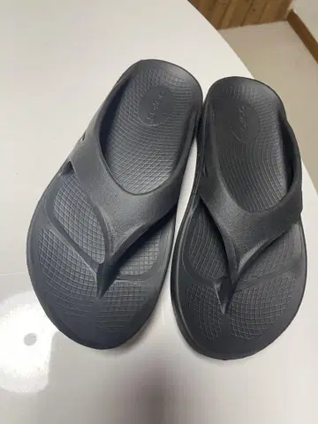 우포스 블랙 비치 샌들