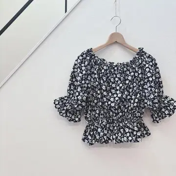 엠즈 엑사이트/5부 소매/퍼프 슬리브/티셔츠/모노톤/꽃무늬/오프숄더