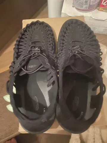 KEEN 메쉬 샌들