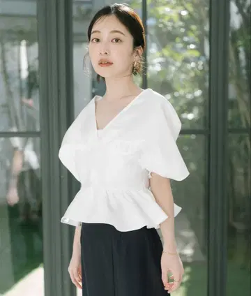 딥 V 넥 크롭 프릴 상의