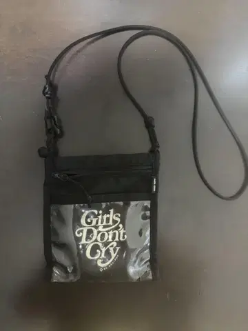 Girls Don't Cry 숄더백 블랙