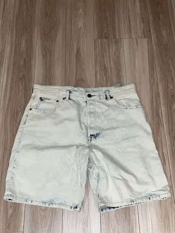 Calvin Klein 화이트 데님 숏팬츠