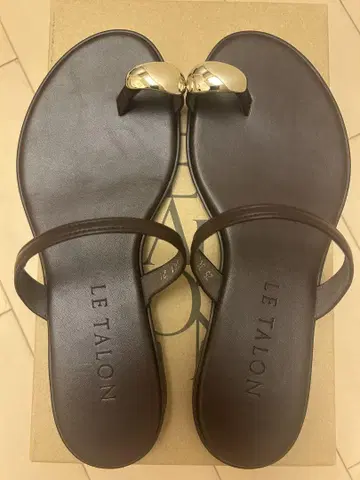 LE TALON 메탈 썸링 샌들