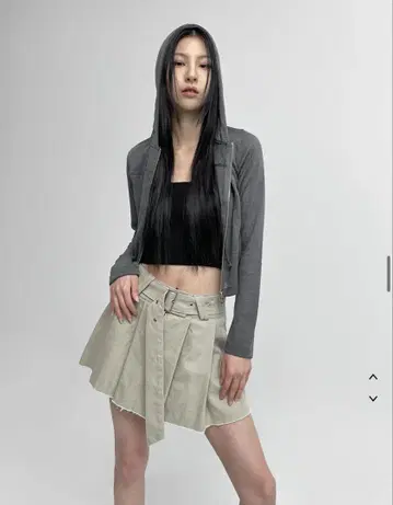 베이지 플리츠 미니 스커트 벨트 포함