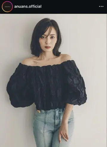 자수 타프타 오프숄더 블라우스 블랙