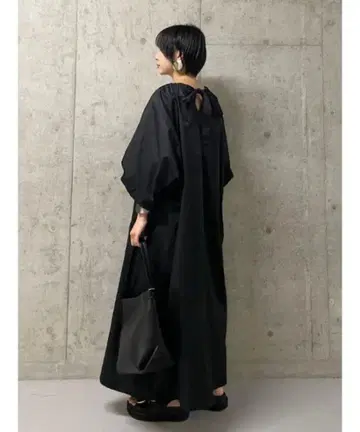 Mila Owen 뒷면 리본 벌룬 슬리브 개더 원피스 블랙