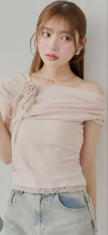 Chico 로즈 초커 부착 원숄더 밑단 레이스 T
