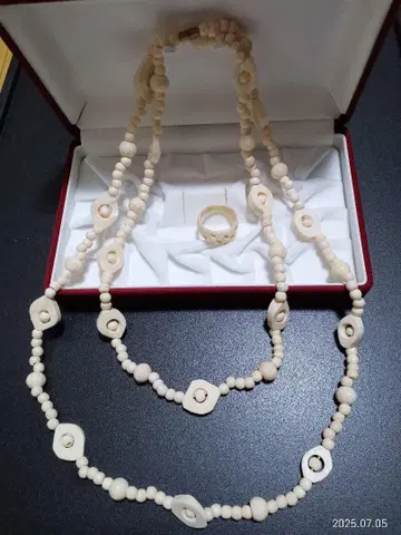 볼륨감 있는 롱 목걸이와 반지 (덤) 아이보리