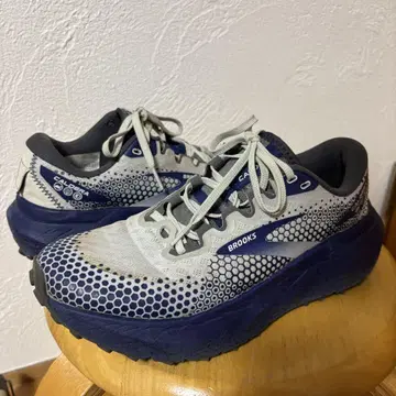 BROOKS CALDERA 6 트레일 러닝화