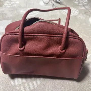 빨간색 지퍼 핸드백