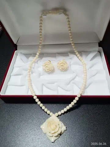 목걸이와 귀찌 장미 세공 아이보리