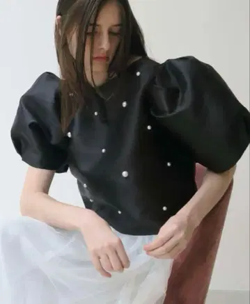 amomma PEARL PUFF SLEEVE BLOUSE 퍼프 슬리브
