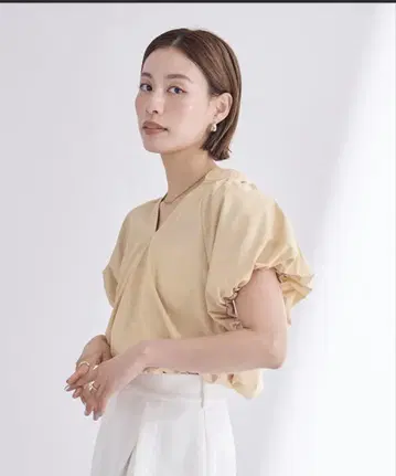 [새 상품 미사용 택 포함] 벌룬 디자인 키 넥 블라우스