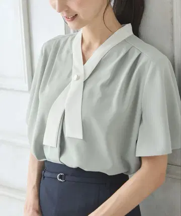 배색 보타이 블라우스