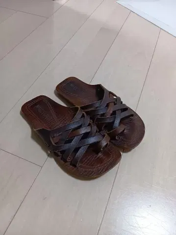BUTTERO 브라운 가죽 샌들