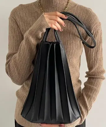미사용 새상품 블랙 플리츠 핸드백