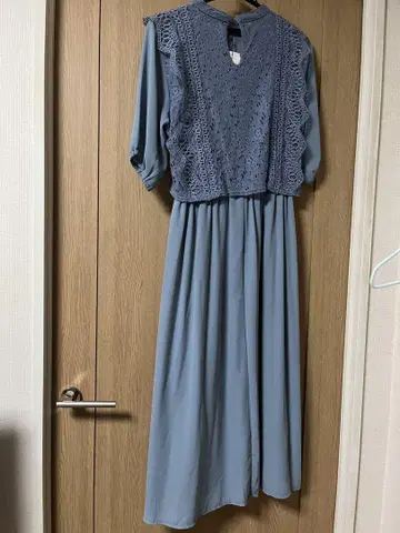 레이스 탑이 있는 블루 롱 원피스