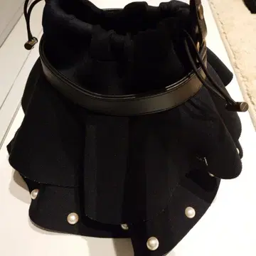 프릴 장식 펄 블랙 핸드백