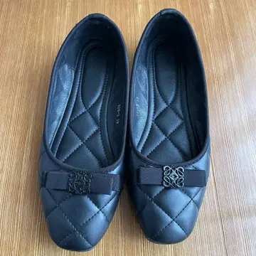 블랙 리본 퀼팅 플랫슈즈